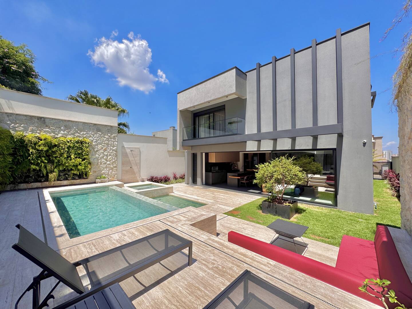 Casa nova e mobiliada à venda no Villa Solaia com 4 suítes e lazer completo