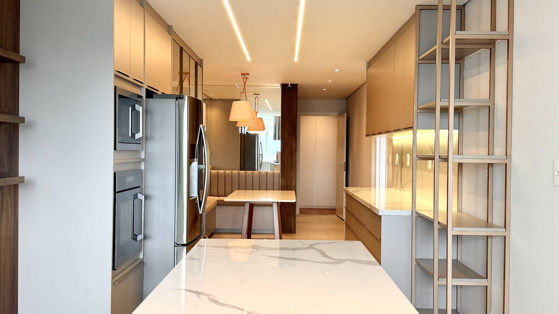 Apartamento mobiliado com 4 suítes e vista permanente para o lago em Alphaville