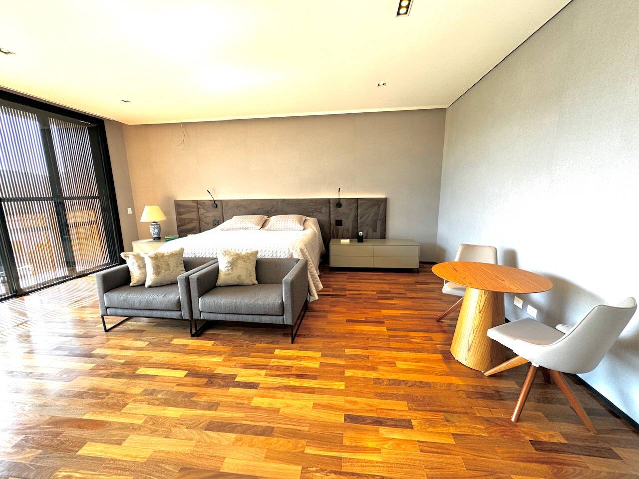 Casa recém-construída à venda no Alphaville Residencial 1 com 4 suítes e automação