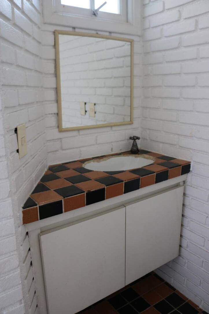 Casa à venda no Tamboré 3 com 4 suítes e excelente potencial para retrofit