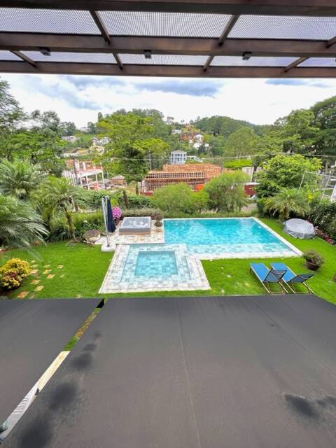 Casa Totalmente Reformada à Venda no Tamboré 1 | 5 Suítes e Ambientes Integrados