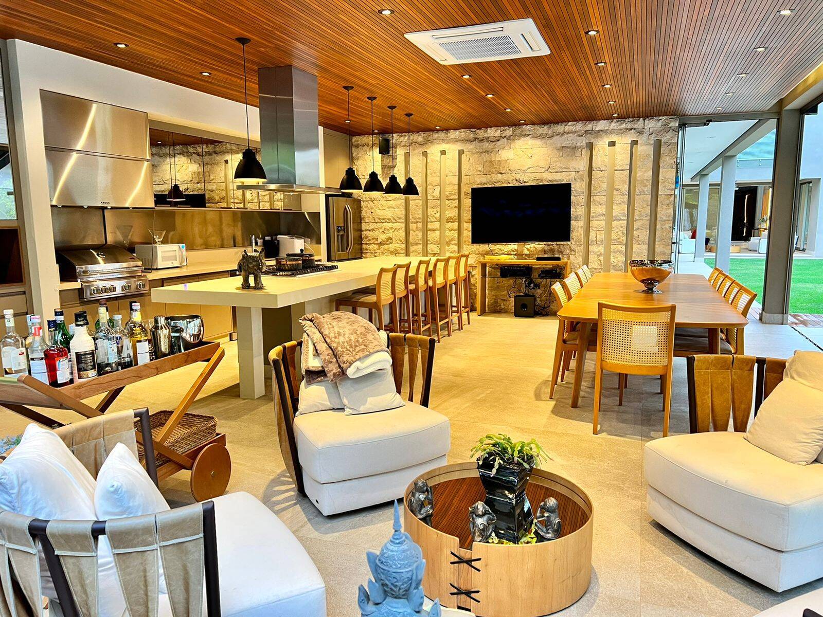 Casa com 5 suítes, elevador e lazer completo à venda em Alphaville