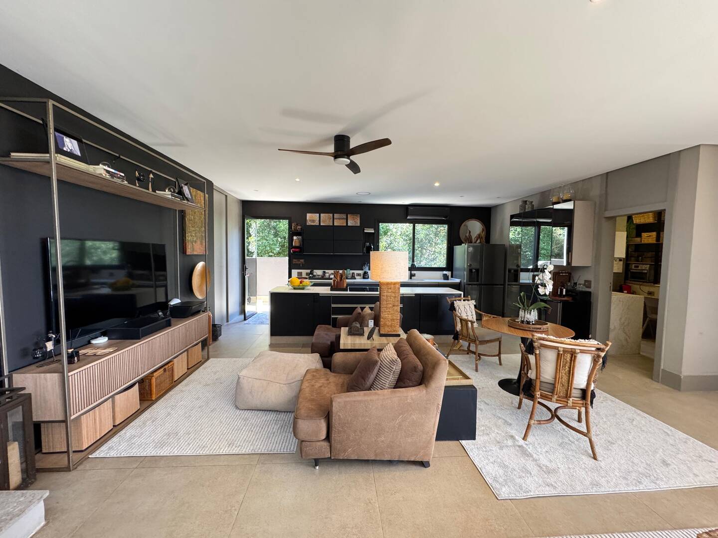 Casa contemporânea com vista para o lago e mata preservada no Gênesis 2
