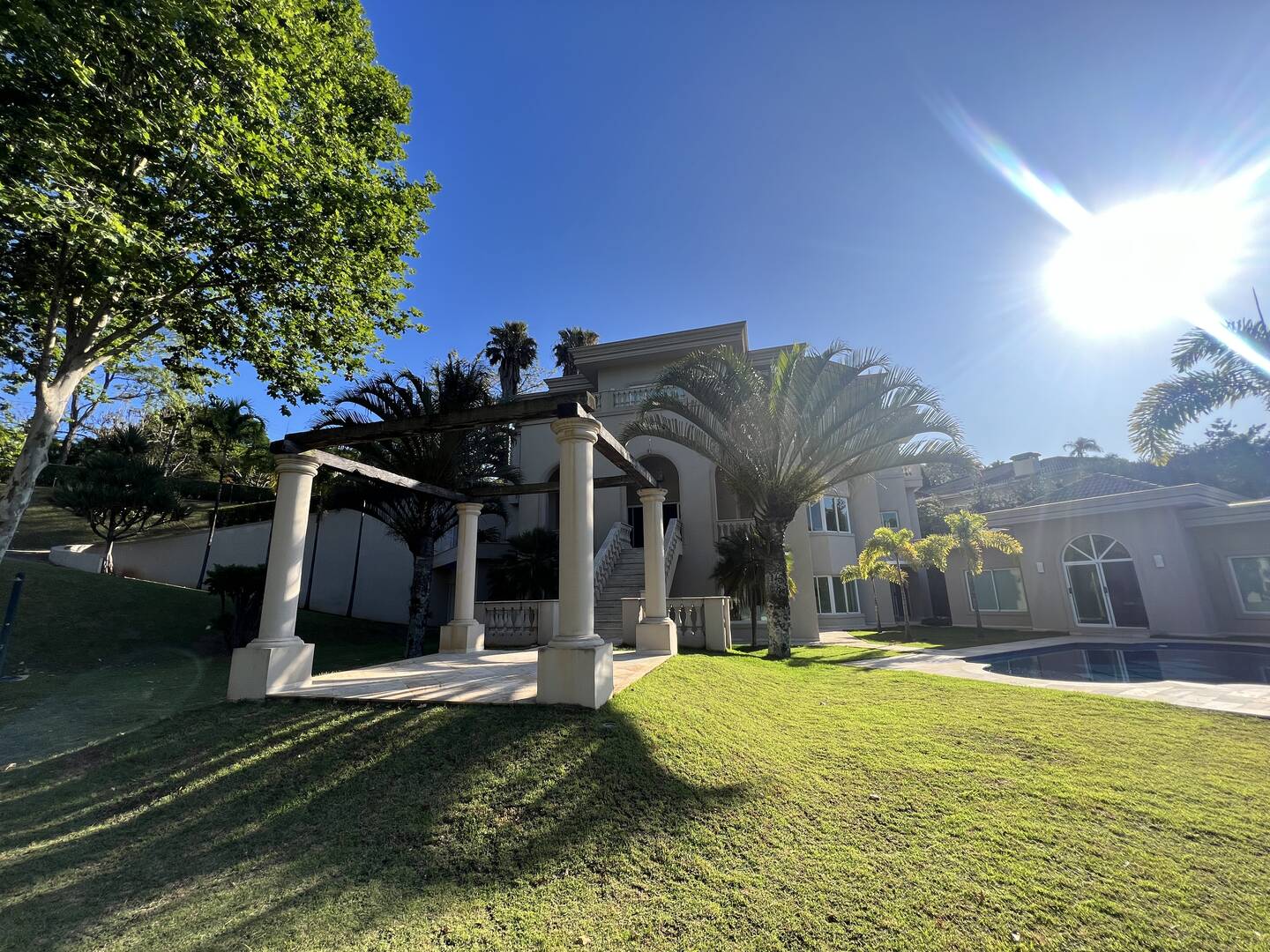 Casa esquina Tamboré 1 com 1500m2 de área não edificante