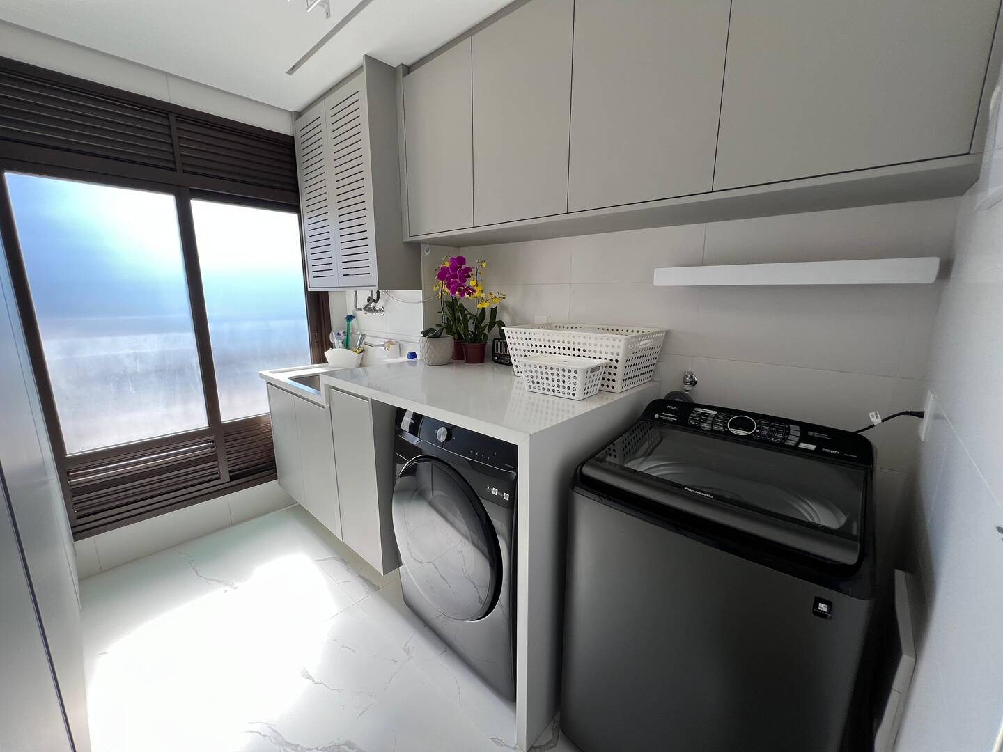 Apartamento mobiliado no ATRIA Alphaville com 3 suítes e automação completa