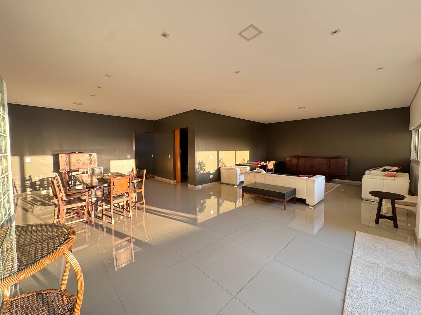 Casa à Venda no Tamboré 1 com Vista Permanente para o Lago e Rooftop Panorâmico