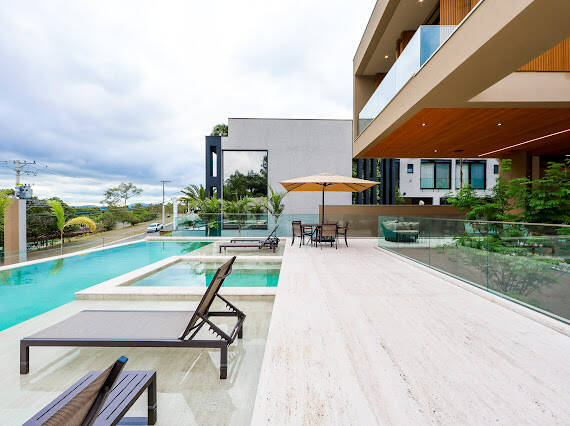 Casa à venda no Tamboré 2 com projeto Rodrigo Latorre e adega climatizada para 700 garrafas