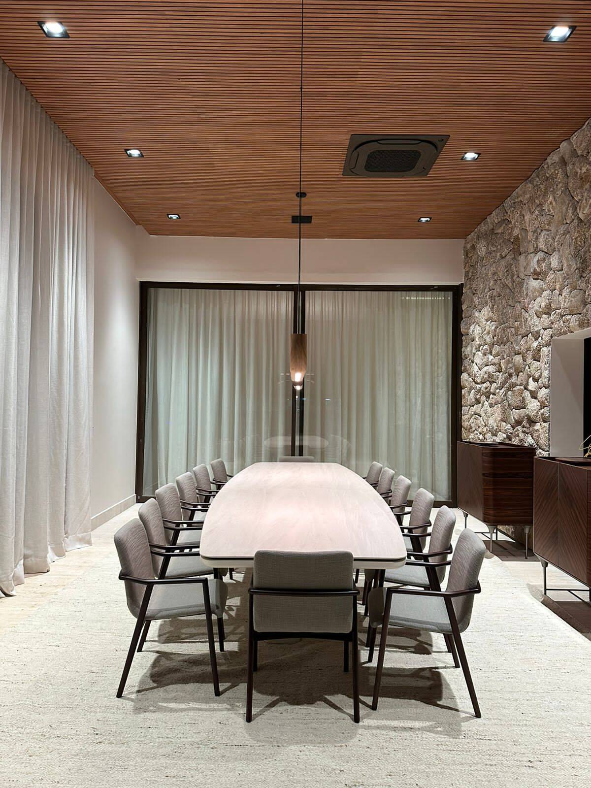 Residência Contemporânea com 2.431m², 4 Suítes, Lazer Completo e Alta Tecnologia
