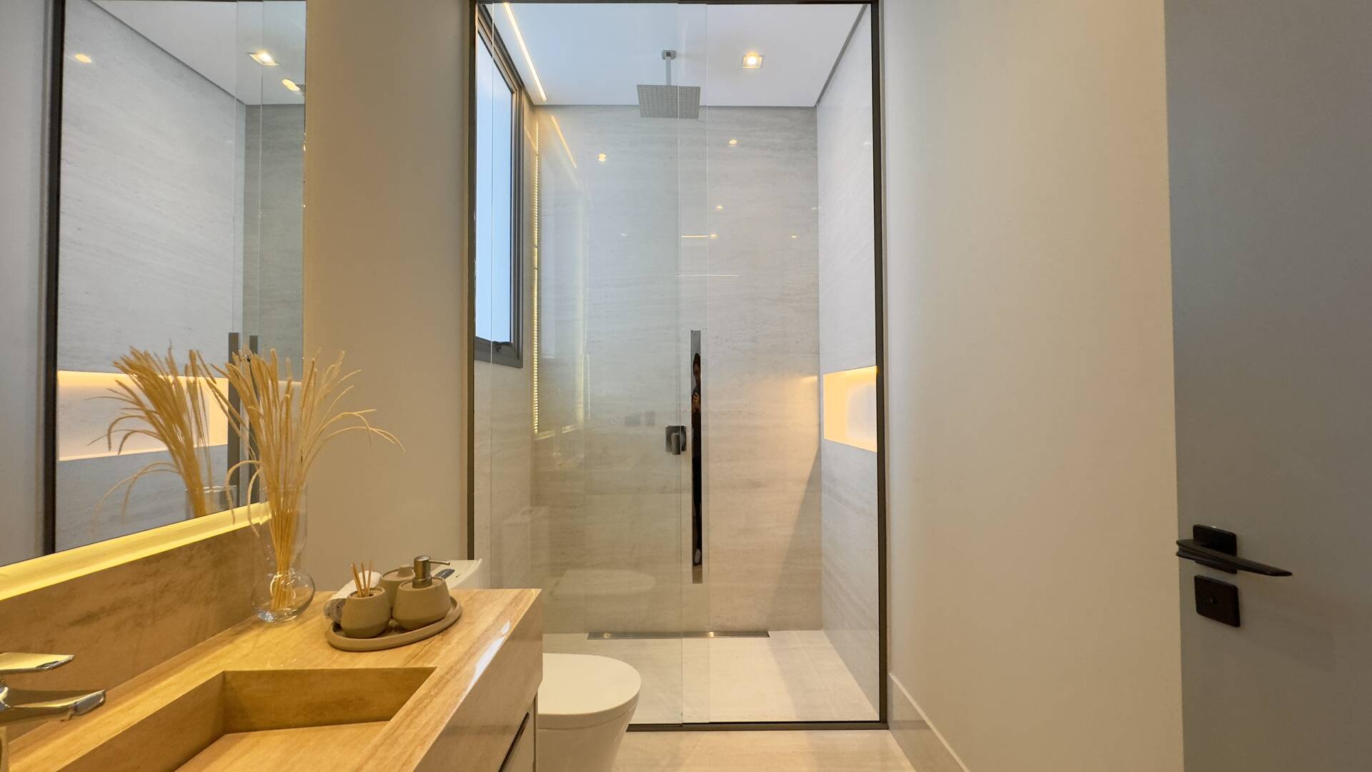 Casa à venda no Tamboré 2 com 1.800 m², 6 suítes e rooftop de 450 m²