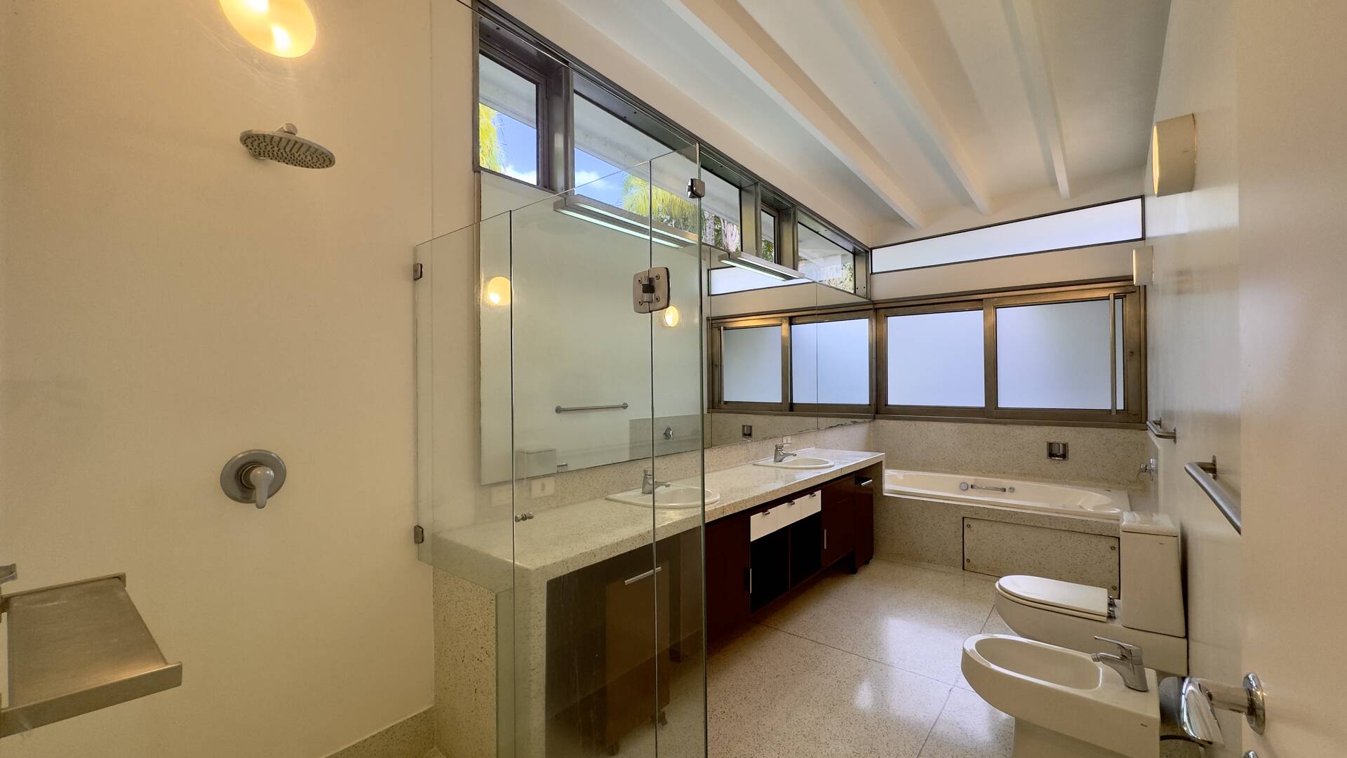 Residência Assinada por George Mills no Tamboré 1 com Arquitetura Autoral e 1.525 m² de Terreno
