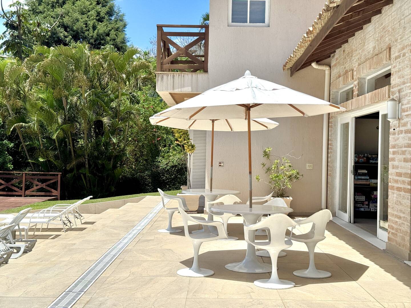 Casa à Venda no Tamboré 1 com 4.000 m², Vista Permanente e Estilo Casa de Campo