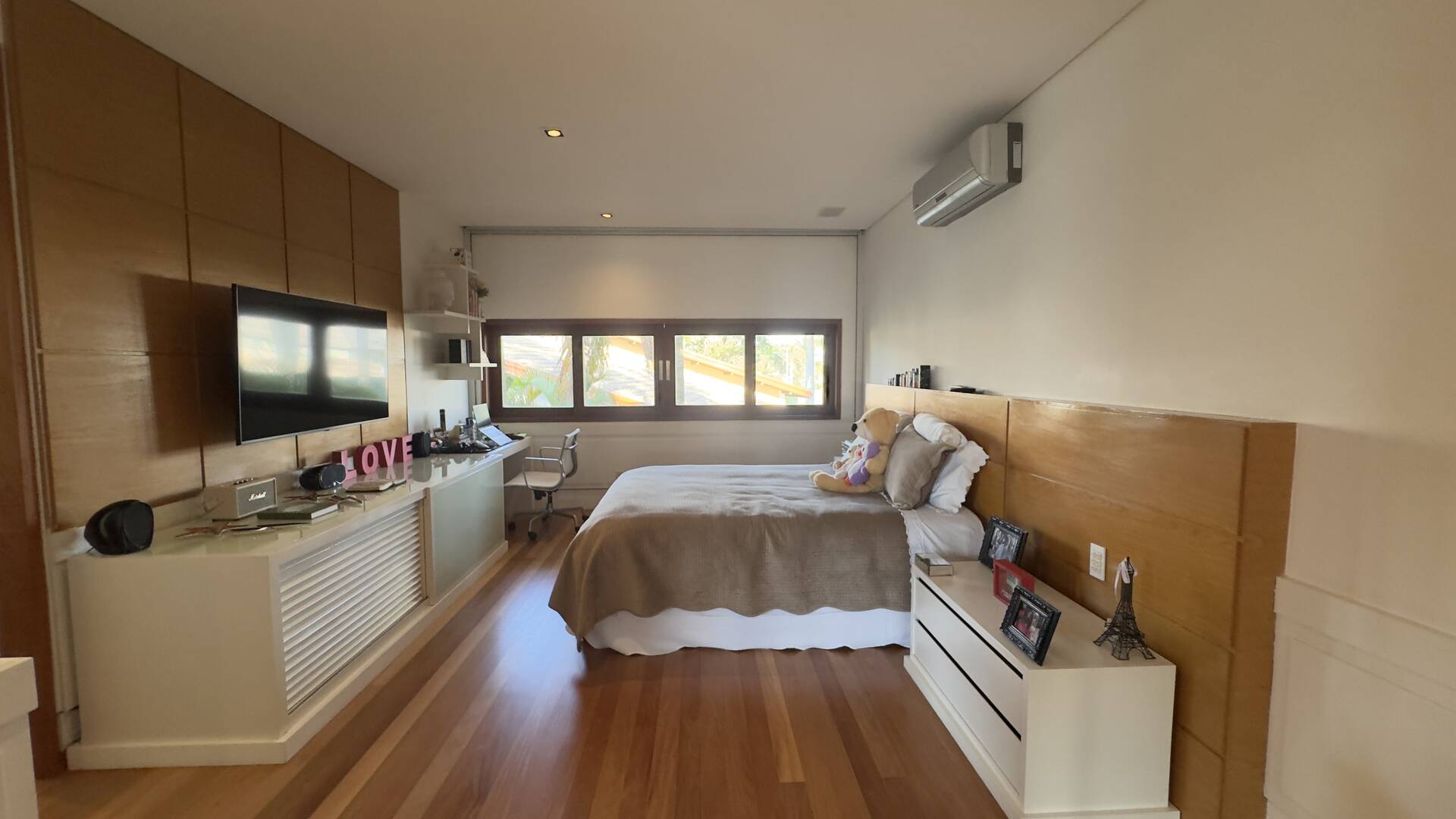 Casa Contemporânea com Vista Permanente, Piscina com Raia e Projeto Autoral em Alphaville