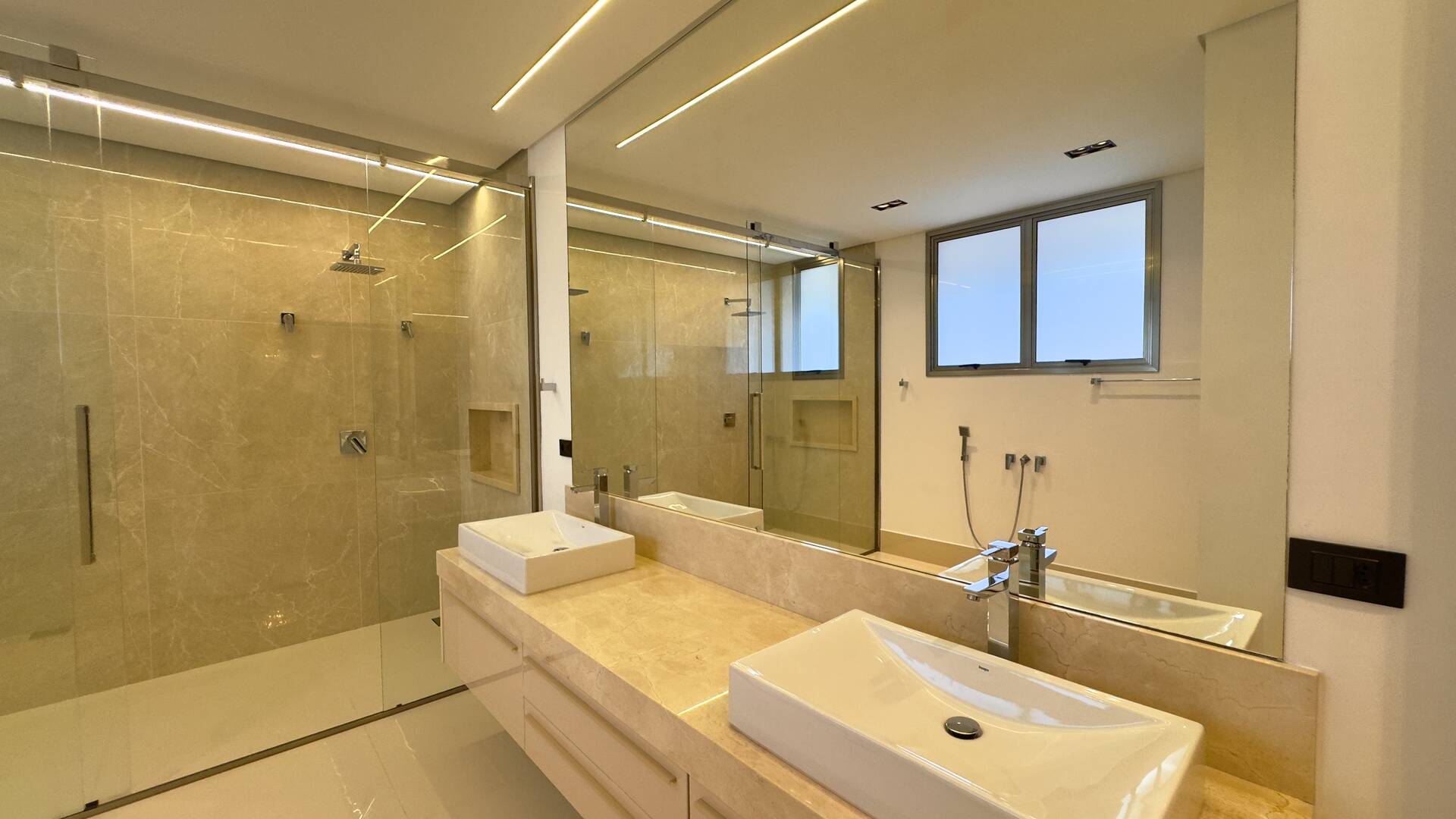 Casa de Alto Padrão à Venda no Tamboré 3 | Frente para o Lago | 5 Suítes | 870 m²