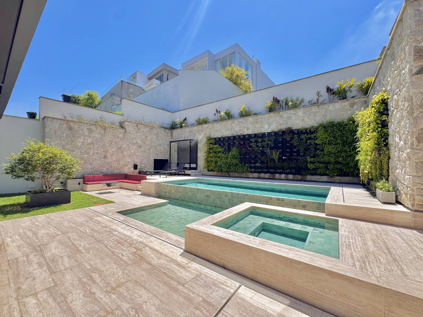 Casa nova e mobiliada à venda no Villa Solaia com 4 suítes e lazer completo