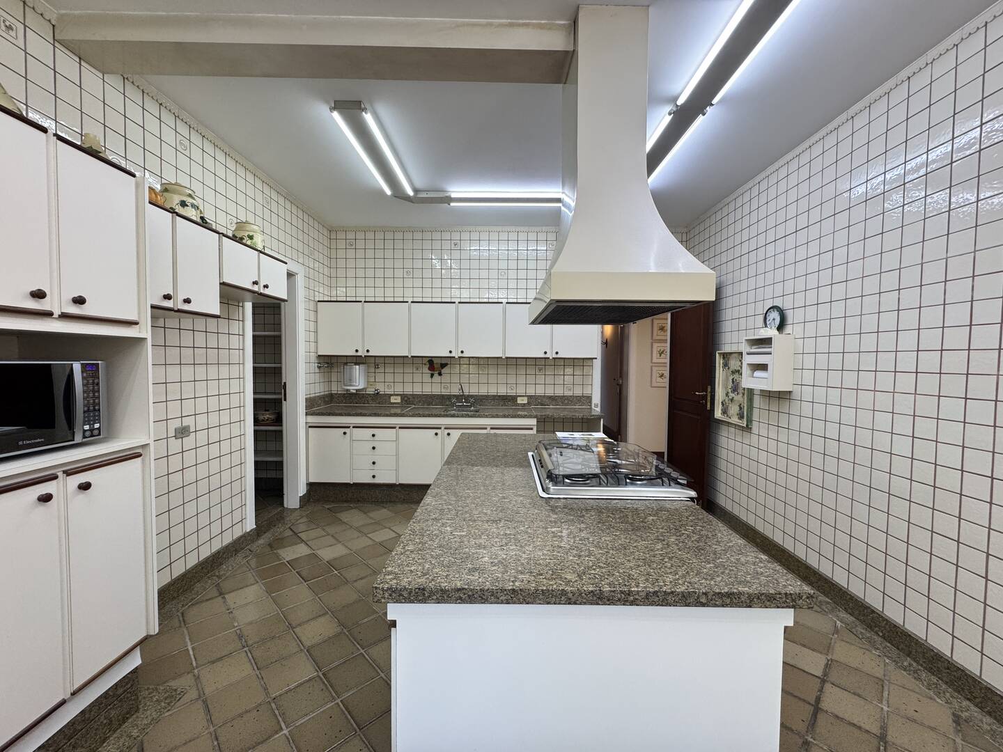 Casa de arquitetura assinada por Sidônio Porto no Tamboré 1