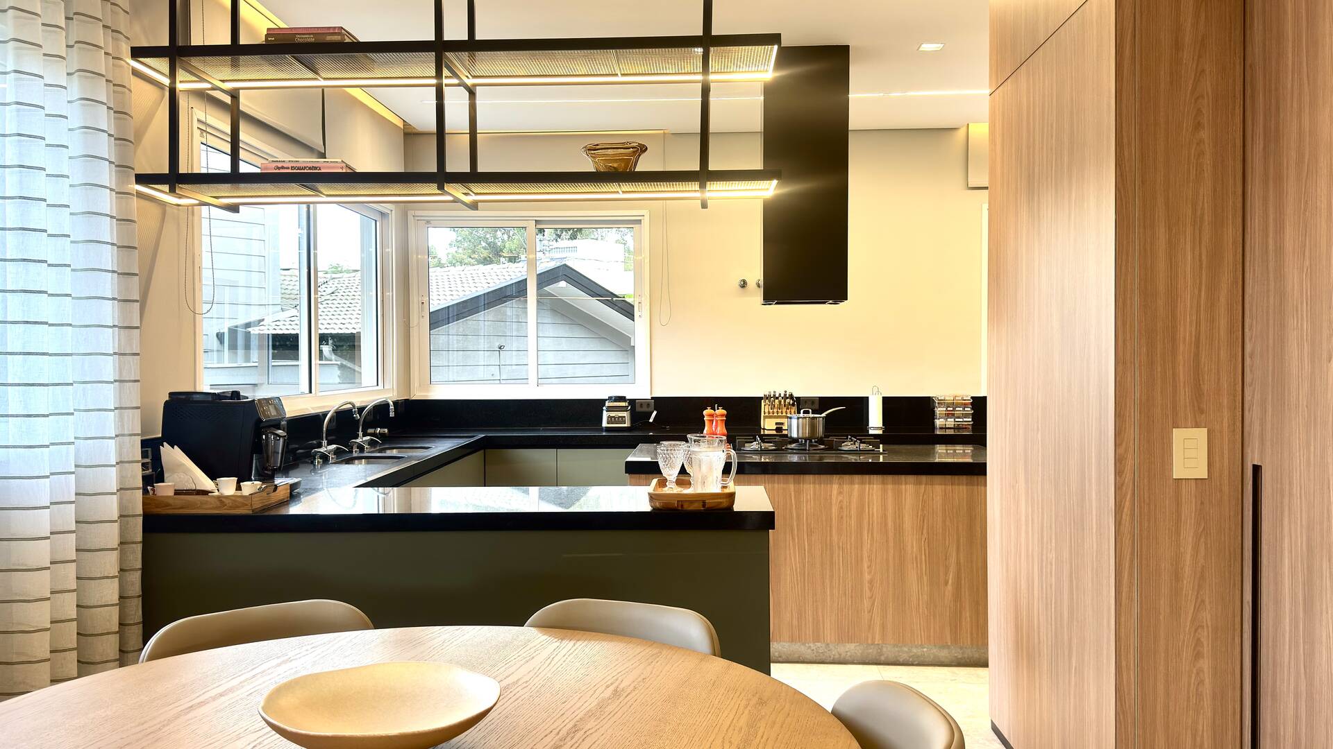 Casa Contemporânea no Tamboré 1 com 3.167 m² de Terreno e Vista Permanente para a Mata