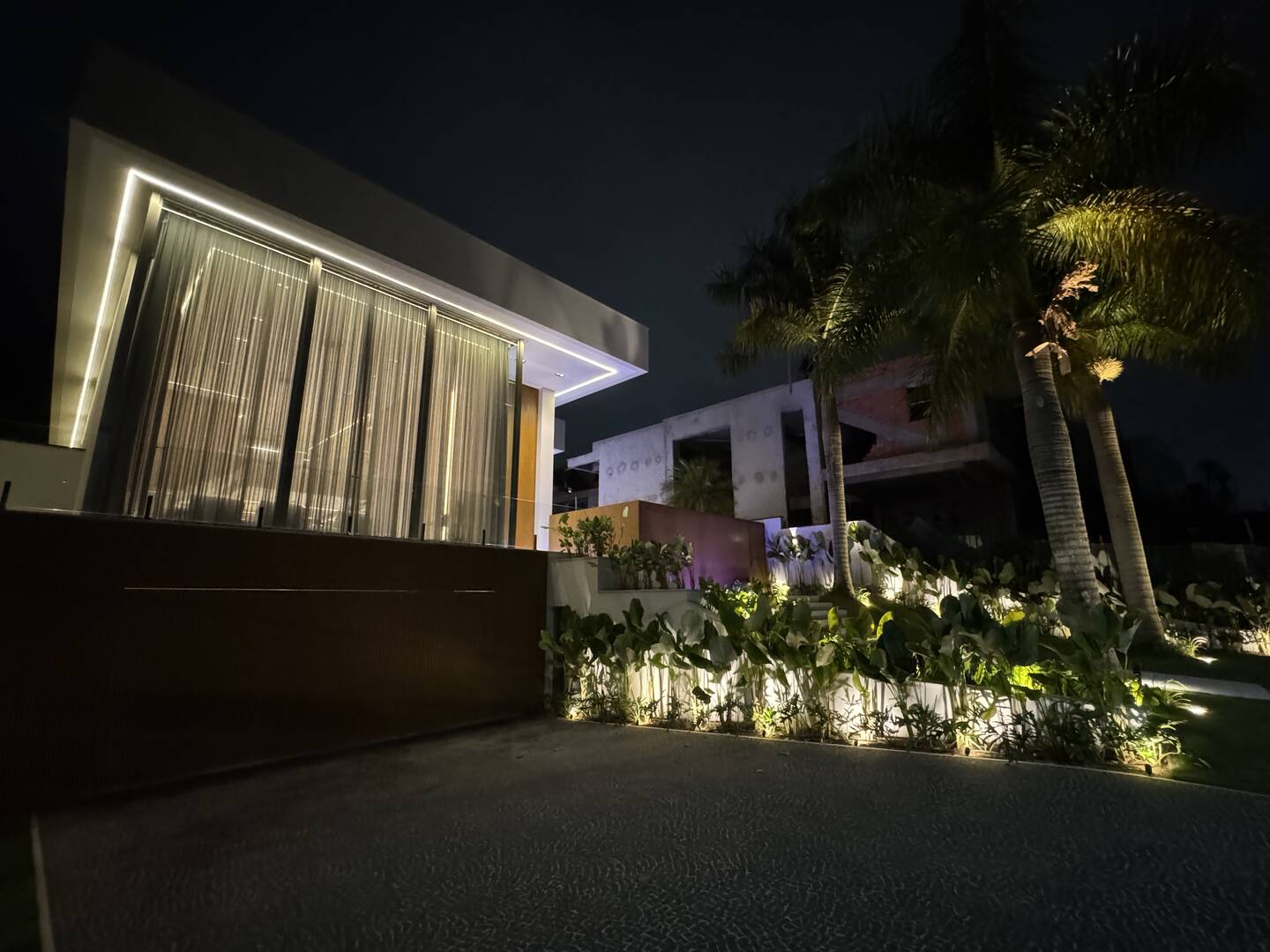 Casa de Alto Padrão à Venda no Tamboré 3 | Frente para o Lago | 5 Suítes | 870 m²