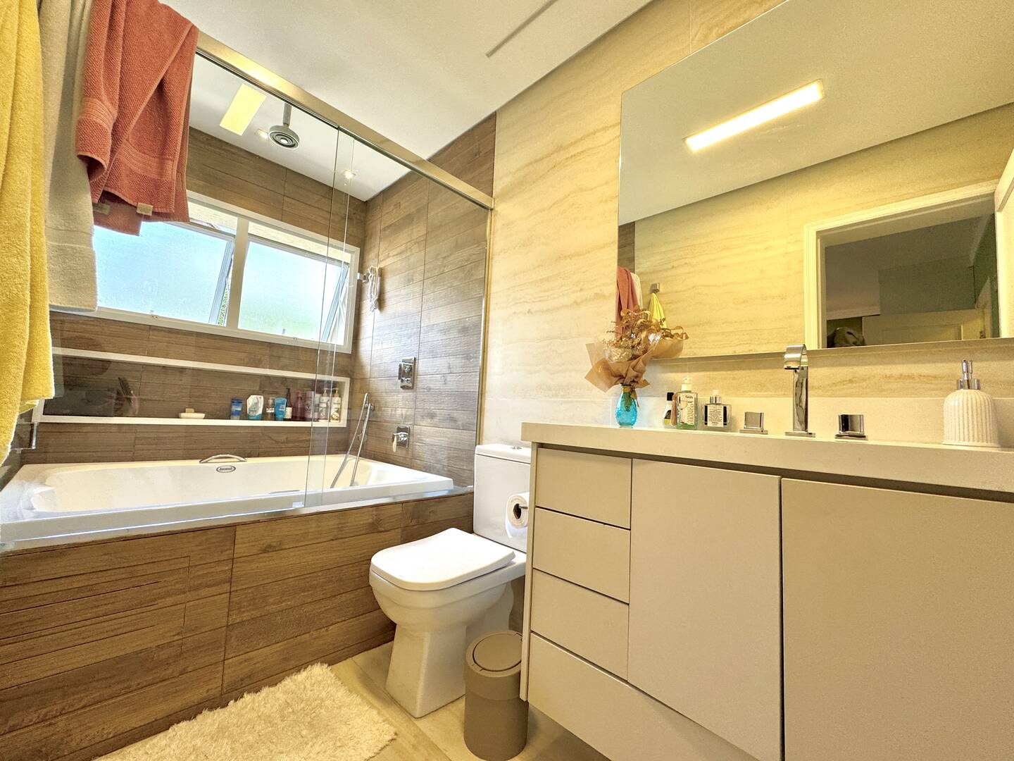 Casa à Venda no Tamboré 1 com 4.000 m², Vista Permanente e Estilo Casa de Campo