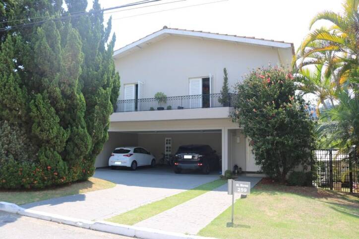 Casa à venda no Tamboré 3 com 4 suítes e excelente potencial para retrofit