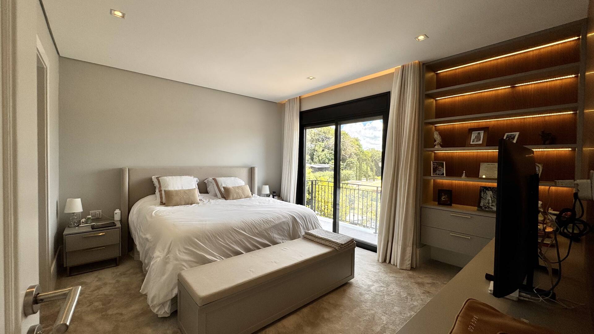 Casa Nova e Atemporal com 4 Suítes no Residencial Gênesis 1 | Alphaville