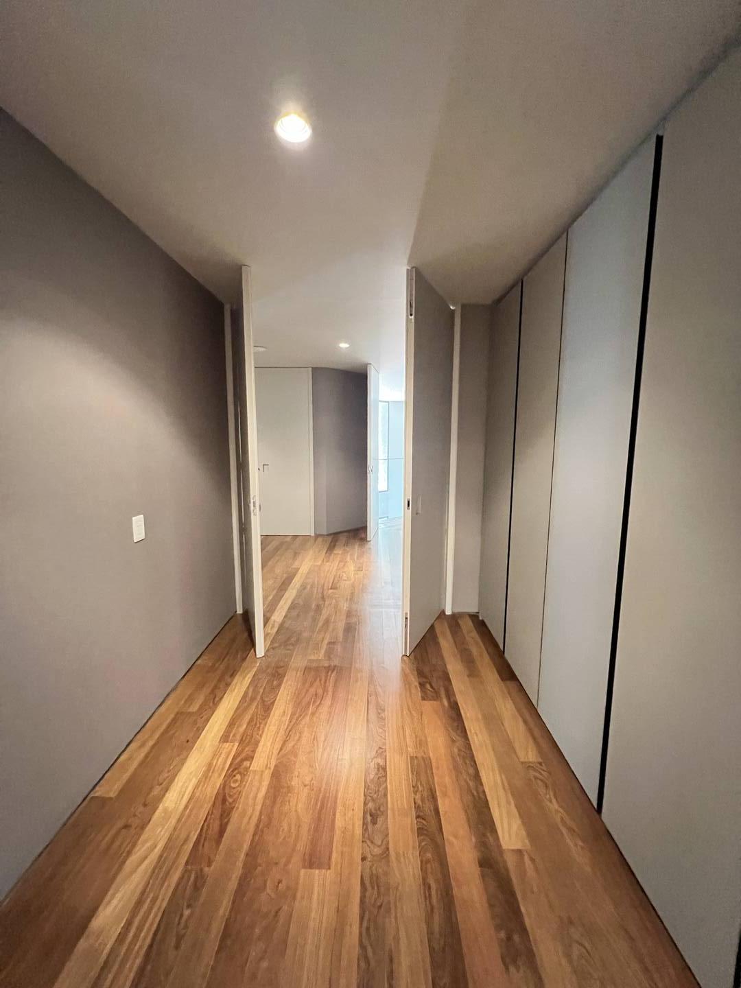 Residência autoral de David Bastos com piscina natural e design brasileiro