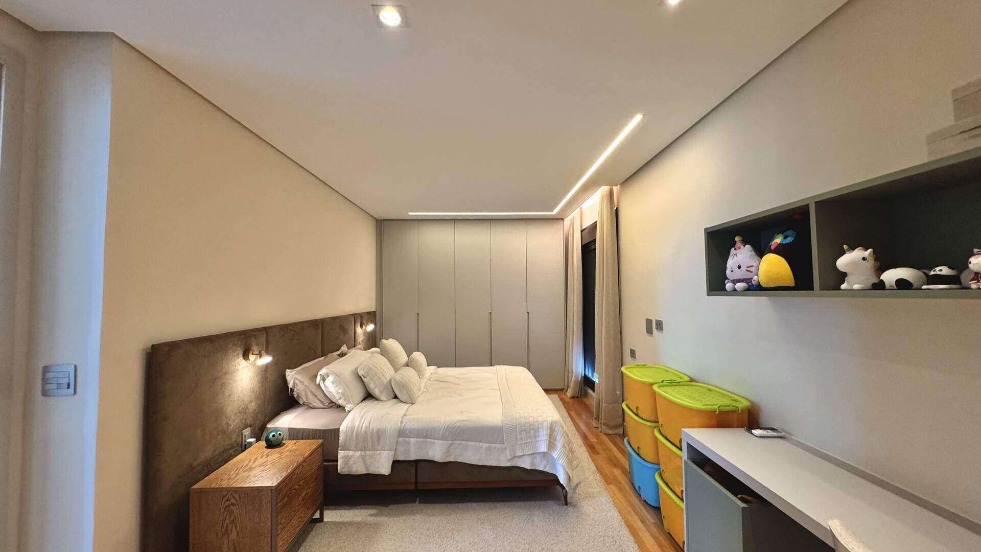 Casa com retrofit completo, 4 suítes e mobiliário assinado à venda em Alphaville