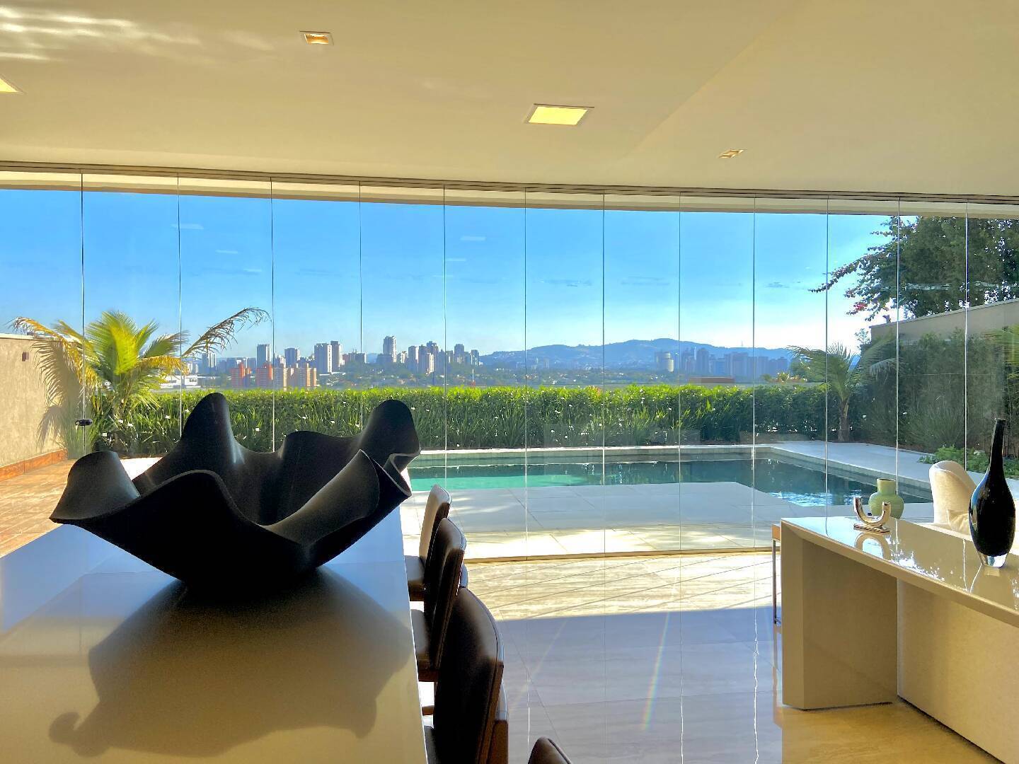 Residência Assinada por Mario Perez no Vila Solaia | 640 m², 4 Suítes e Vista Panorâmica