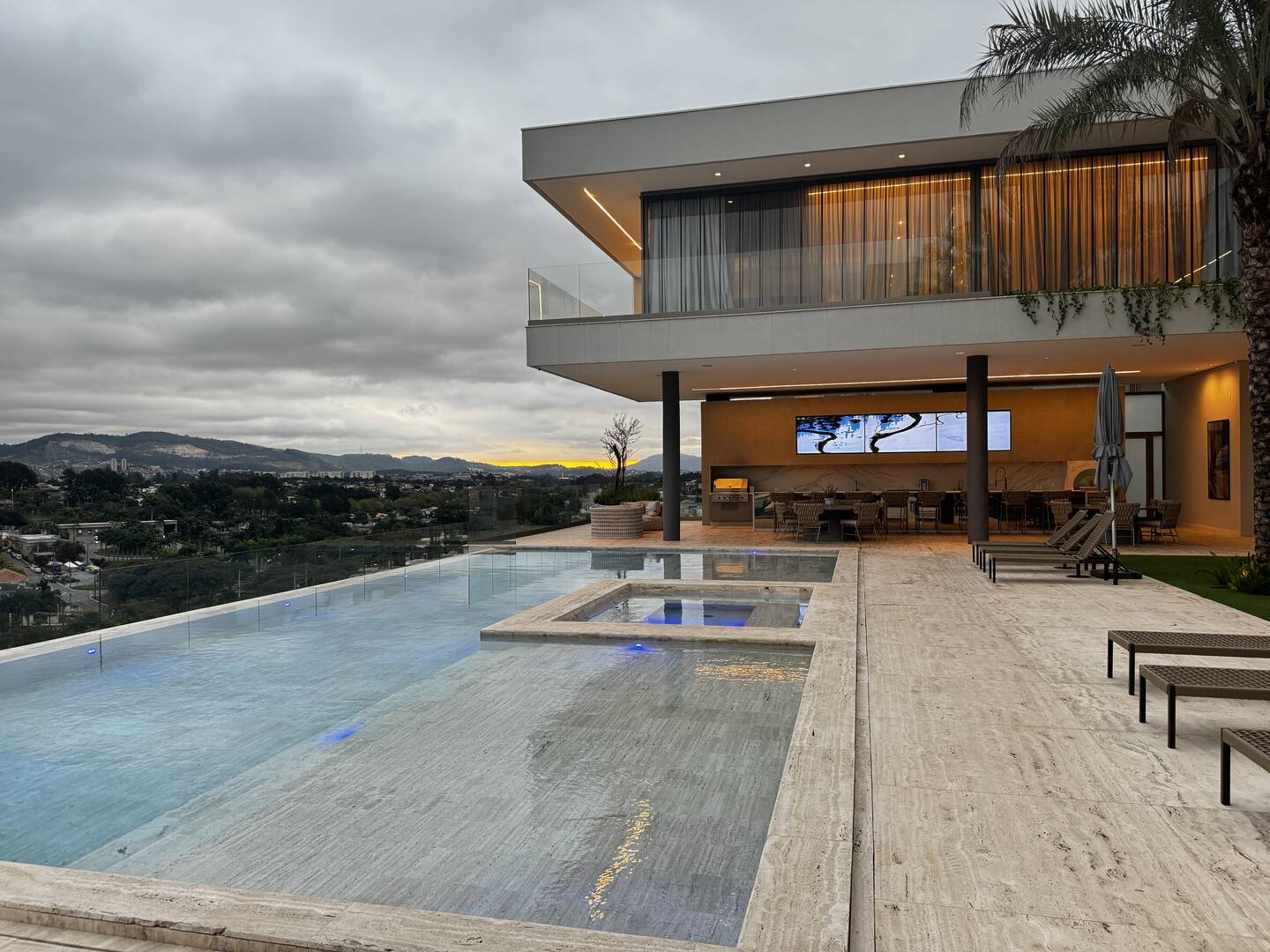 Casa com 6 suítes, vista panorâmica e arquitetura contemporânea no Tamboré 2