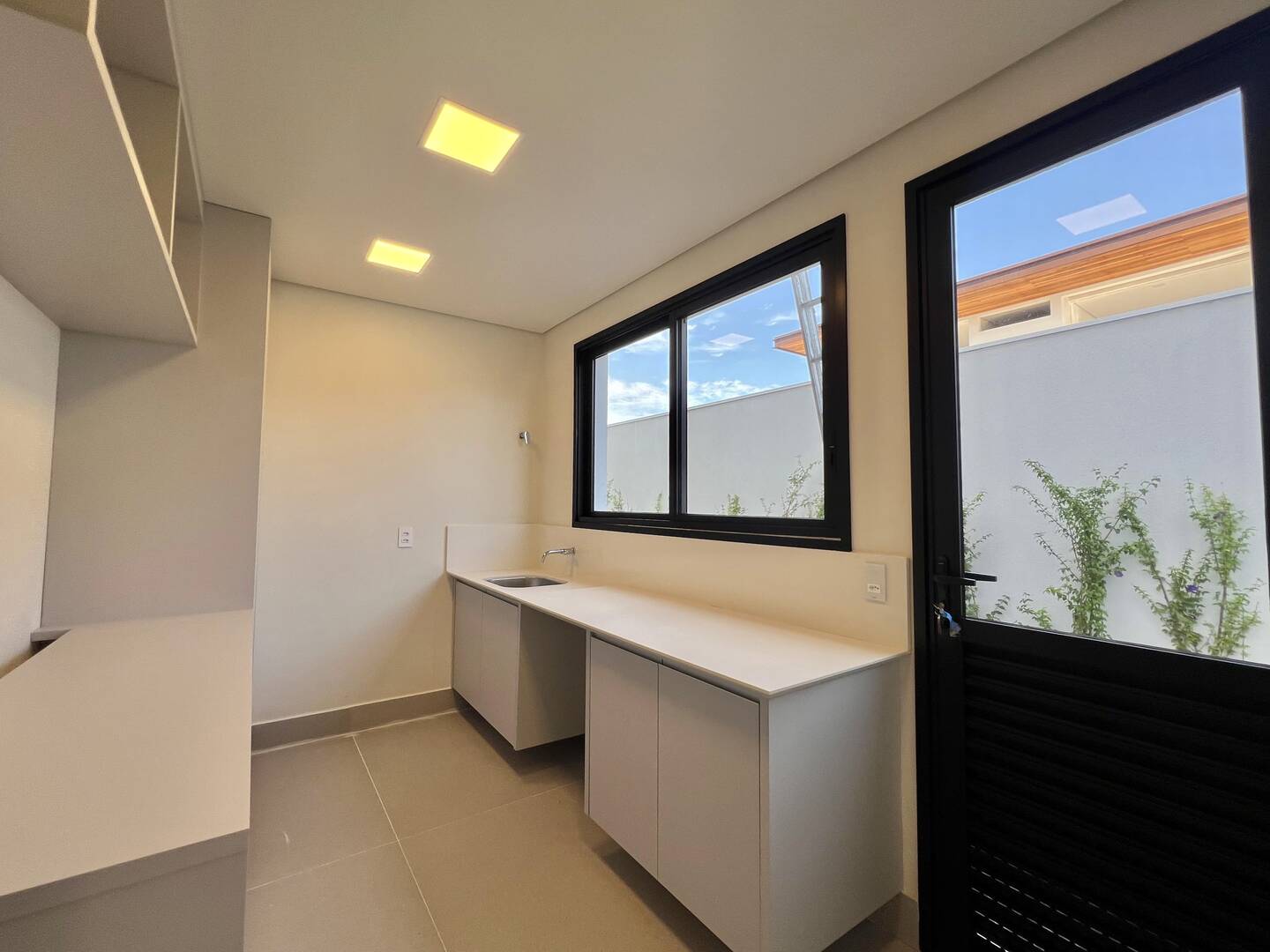 Casa contemporânea à venda na Fazenda Serra Azul com 4 suítes e lazer completo
