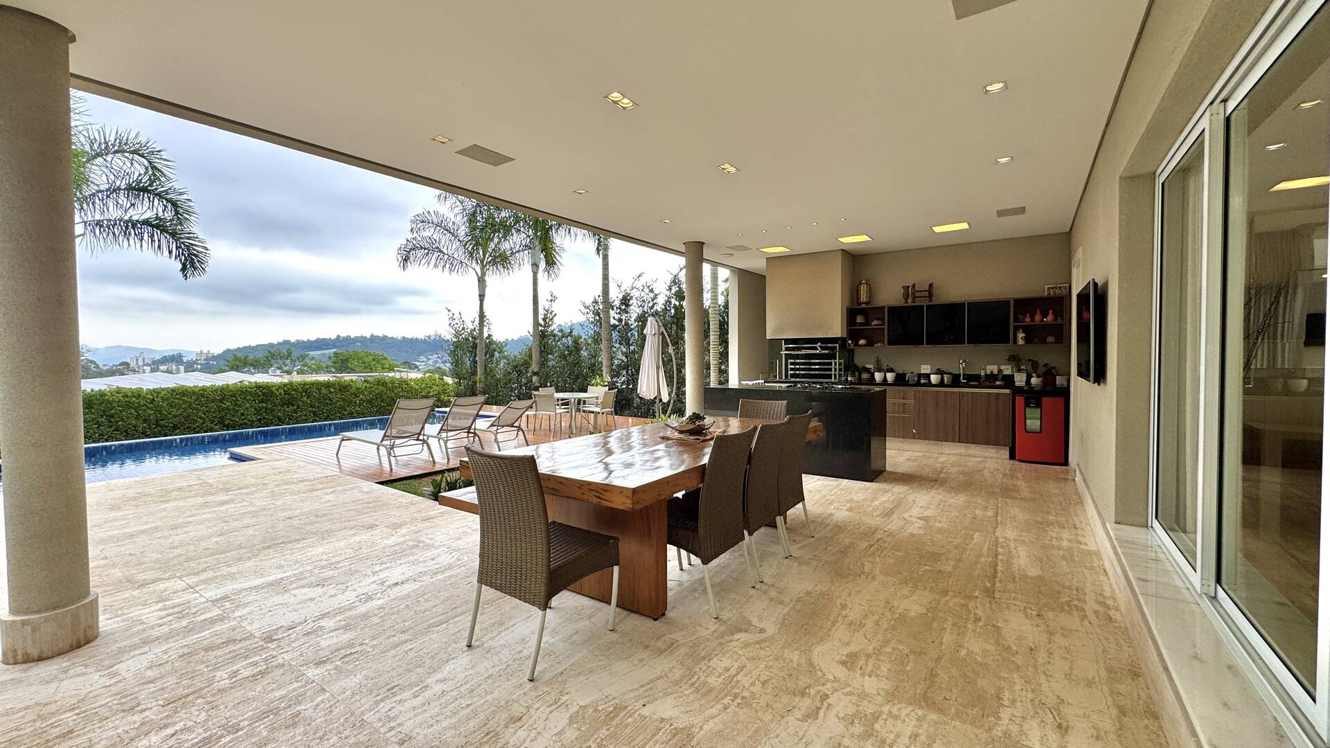 Casa Mobiliada com 4 Suítes, Cinema e Área Gourmet Completa em Alphaville
