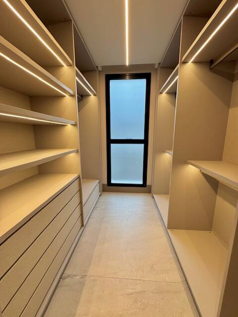 Casa à venda com 1.469 m², 6 suítes, rooftop e cinema privativo em Alphaville