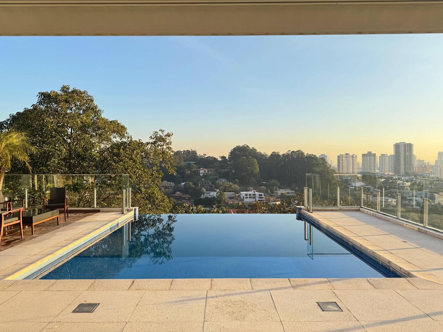 Casa à Venda no Tamboré 1 com Vista Permanente para o Lago e Rooftop Panorâmico