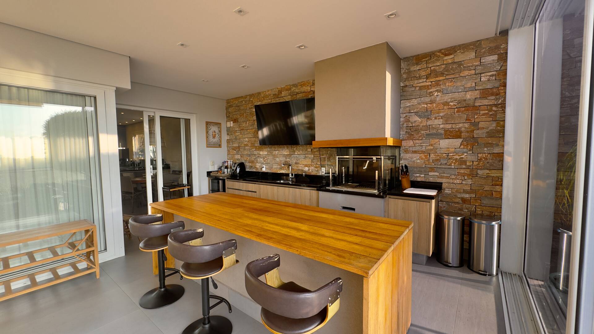 Casa à venda no Tamboré 10 com 4 suítes, área gourmet integrada e 539 m²