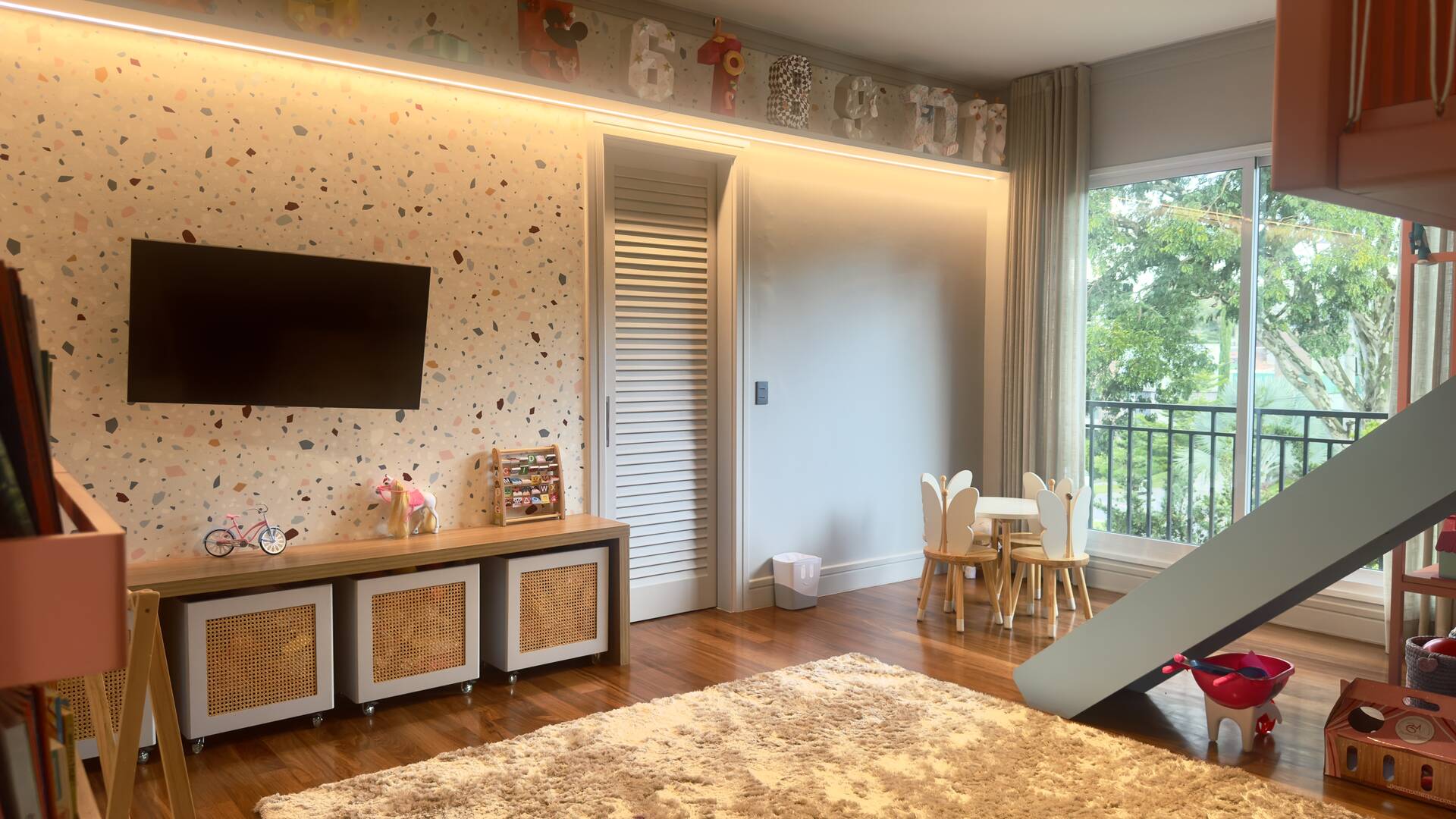 Casa Contemporânea no Tamboré 1 com 3.167 m² de Terreno e Vista Permanente para a Mata