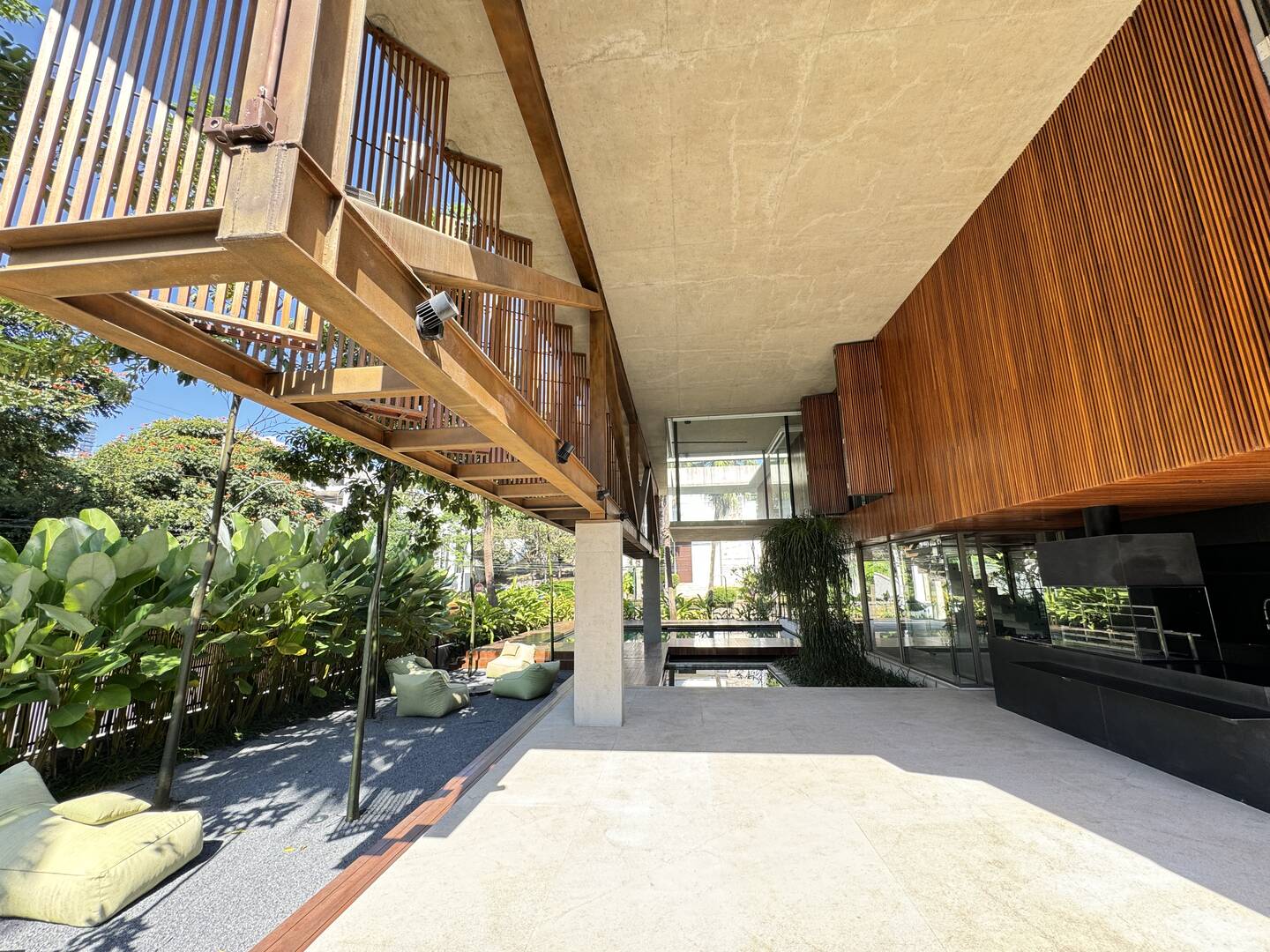 Casa contemporânea com 4 suítes, arquitetura autoral e área de lazer integrada