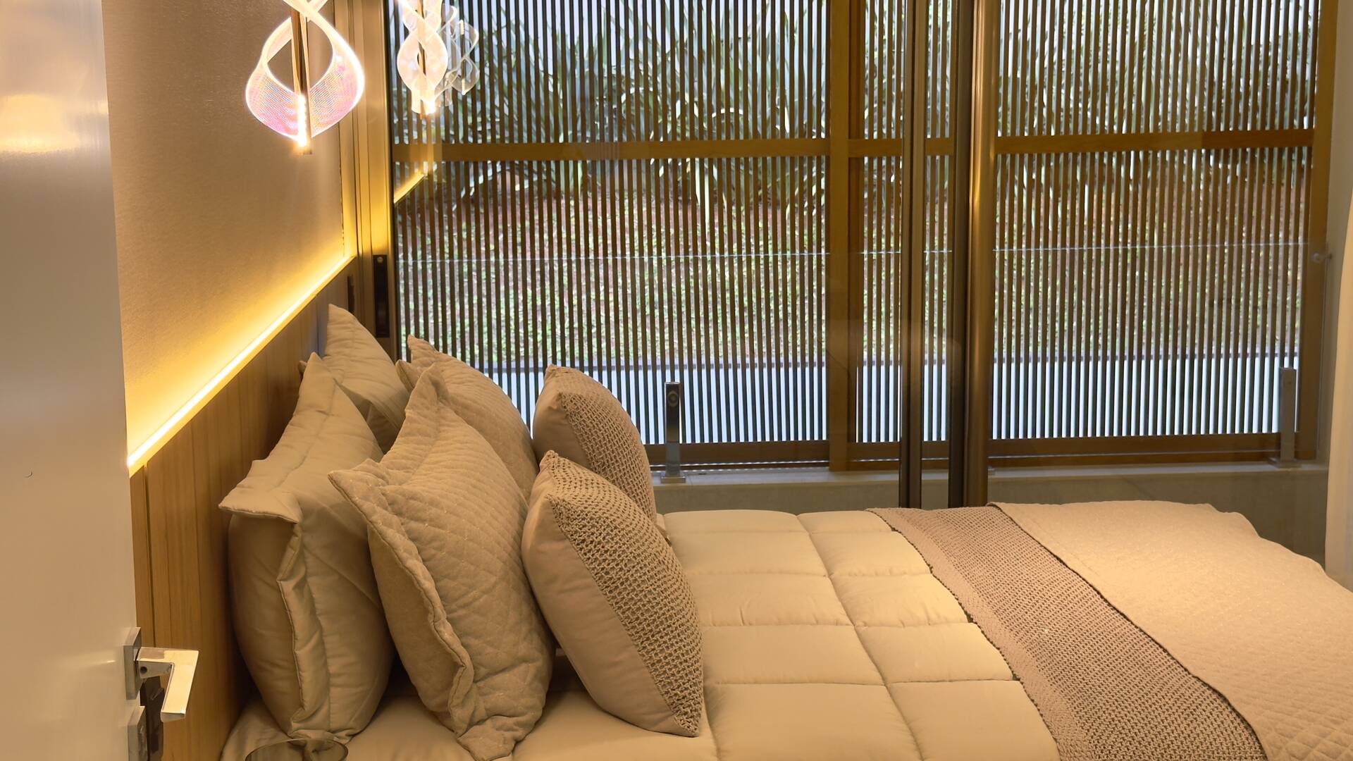 Casa de Alto Padrão à Venda no Tamboré 3 | Frente para o Lago | 5 Suítes | 870 m²