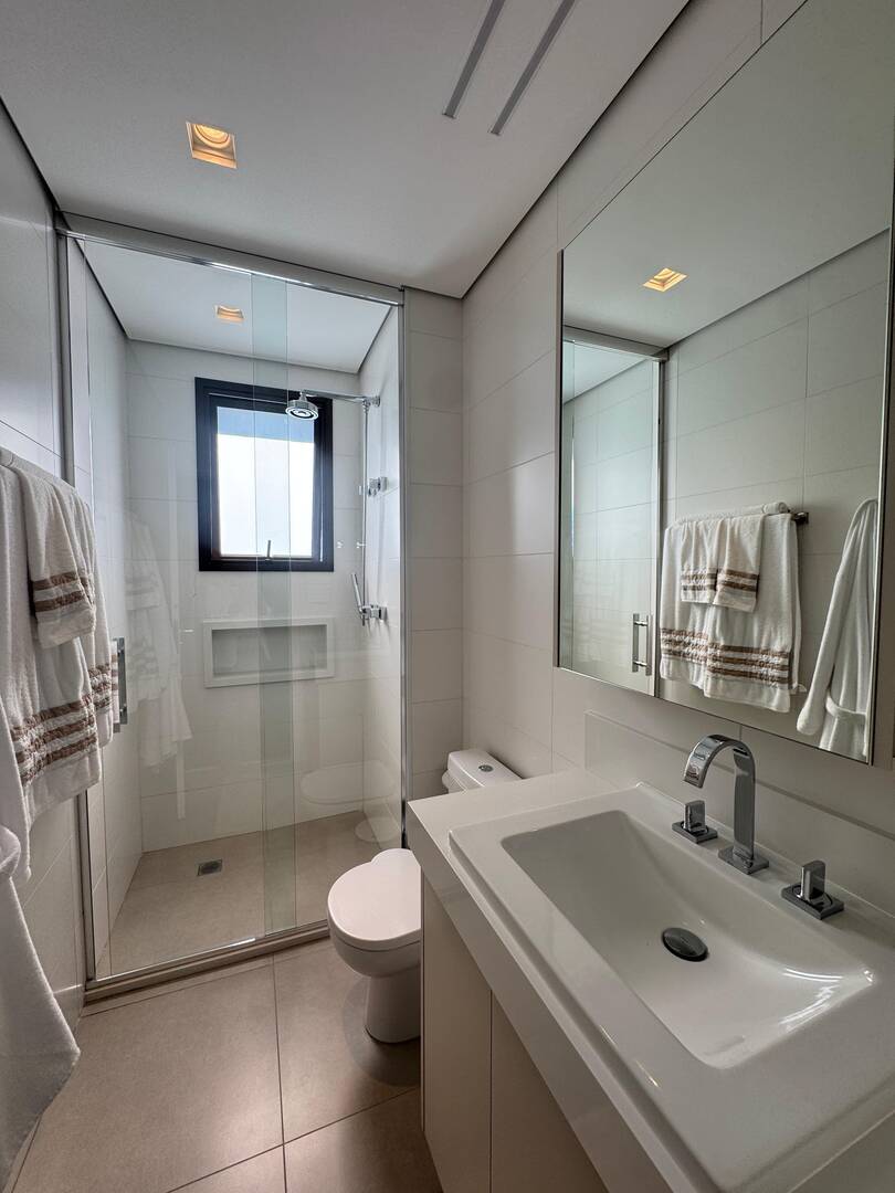 Apartamento mobiliado no ATRIA Alphaville com 3 suítes e automação completa