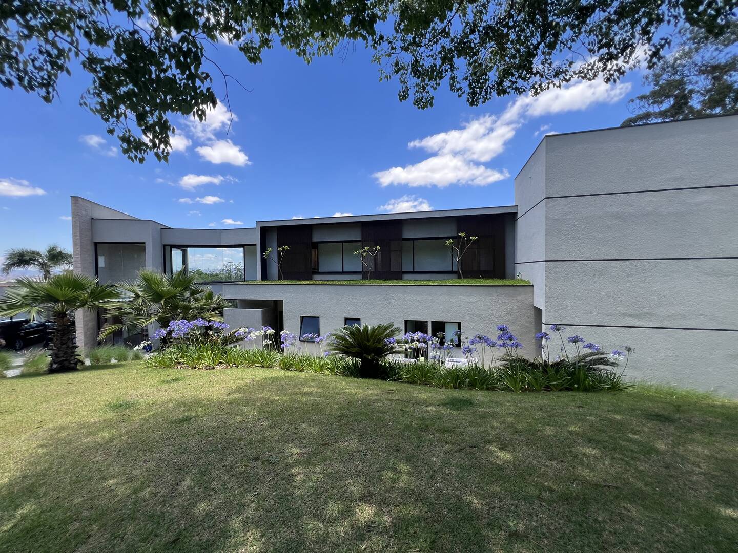 Casa Contemporânea na Esquina Mais Alta de Alphaville com 4 Suítes e Projeto de Expansão