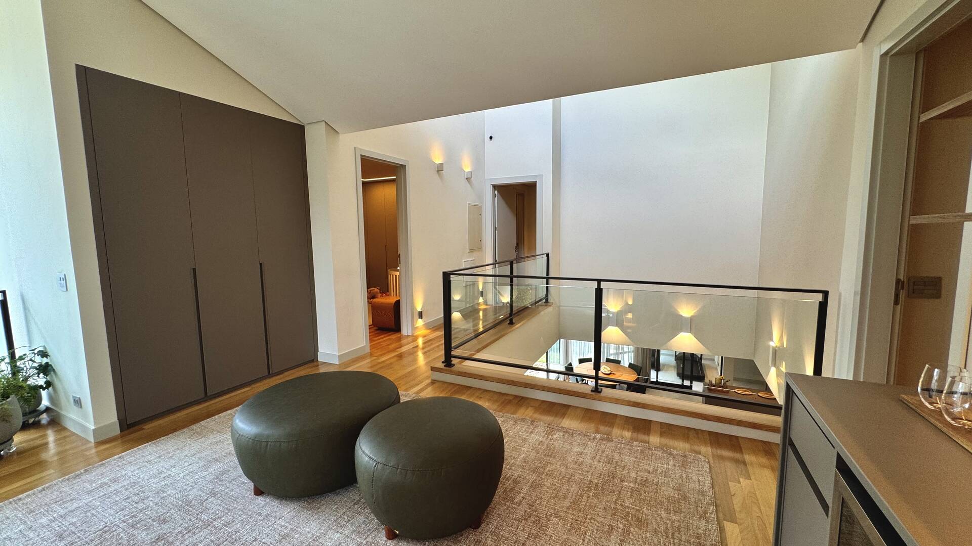 Casa com retrofit completo, 4 suítes e mobiliário assinado à venda em Alphaville