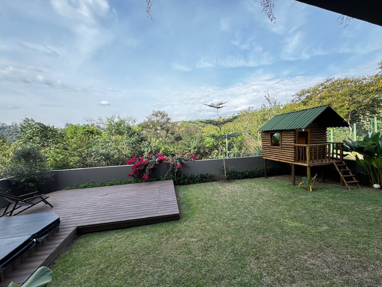 Casa Contemporânea à Venda em Alphaville com 5 Suítes, Spa e Piscina Aquecida