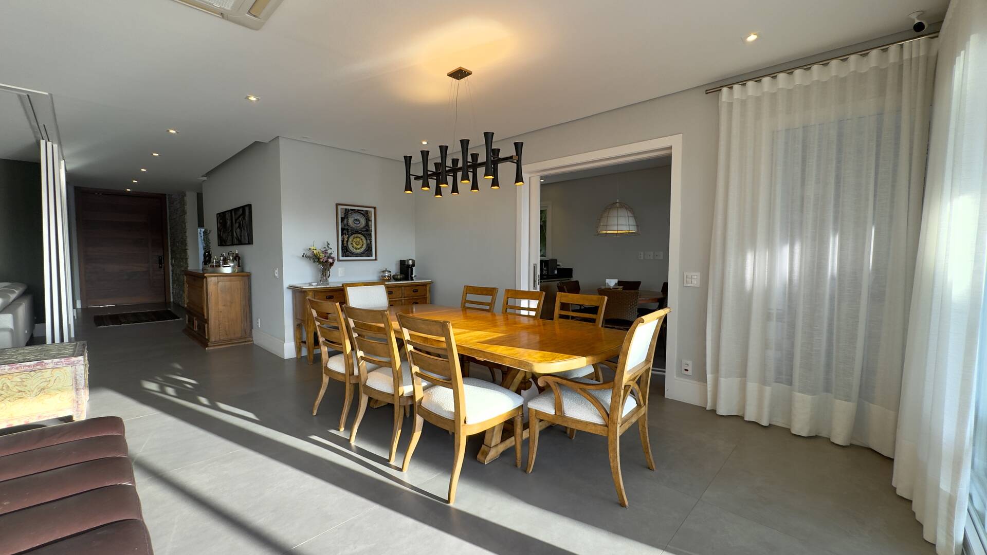 Casa à venda no Tamboré 10 com 4 suítes, área gourmet integrada e 539 m²