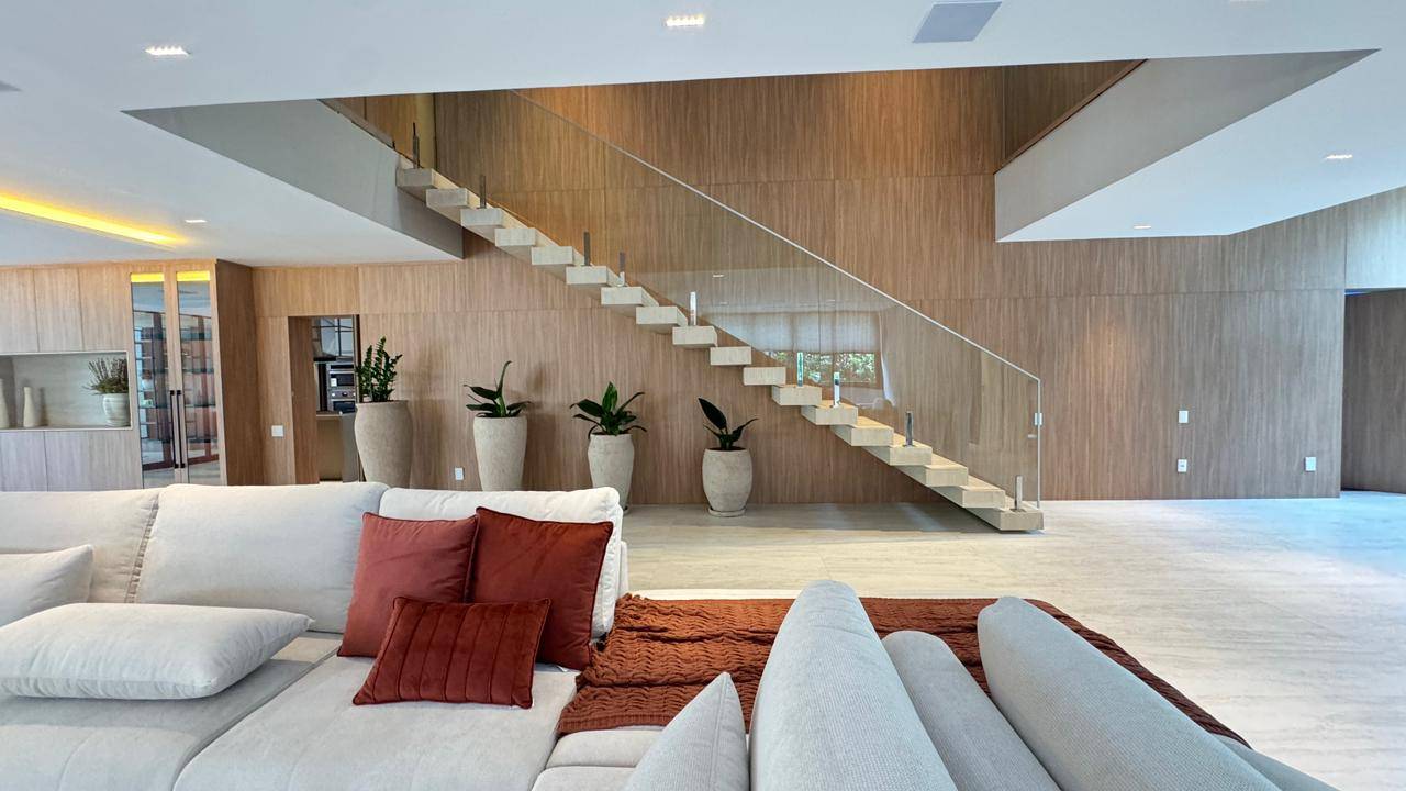 Casa à venda no Tamboré 2 com 5 suítes, duas adegas, elevador e vista permanente