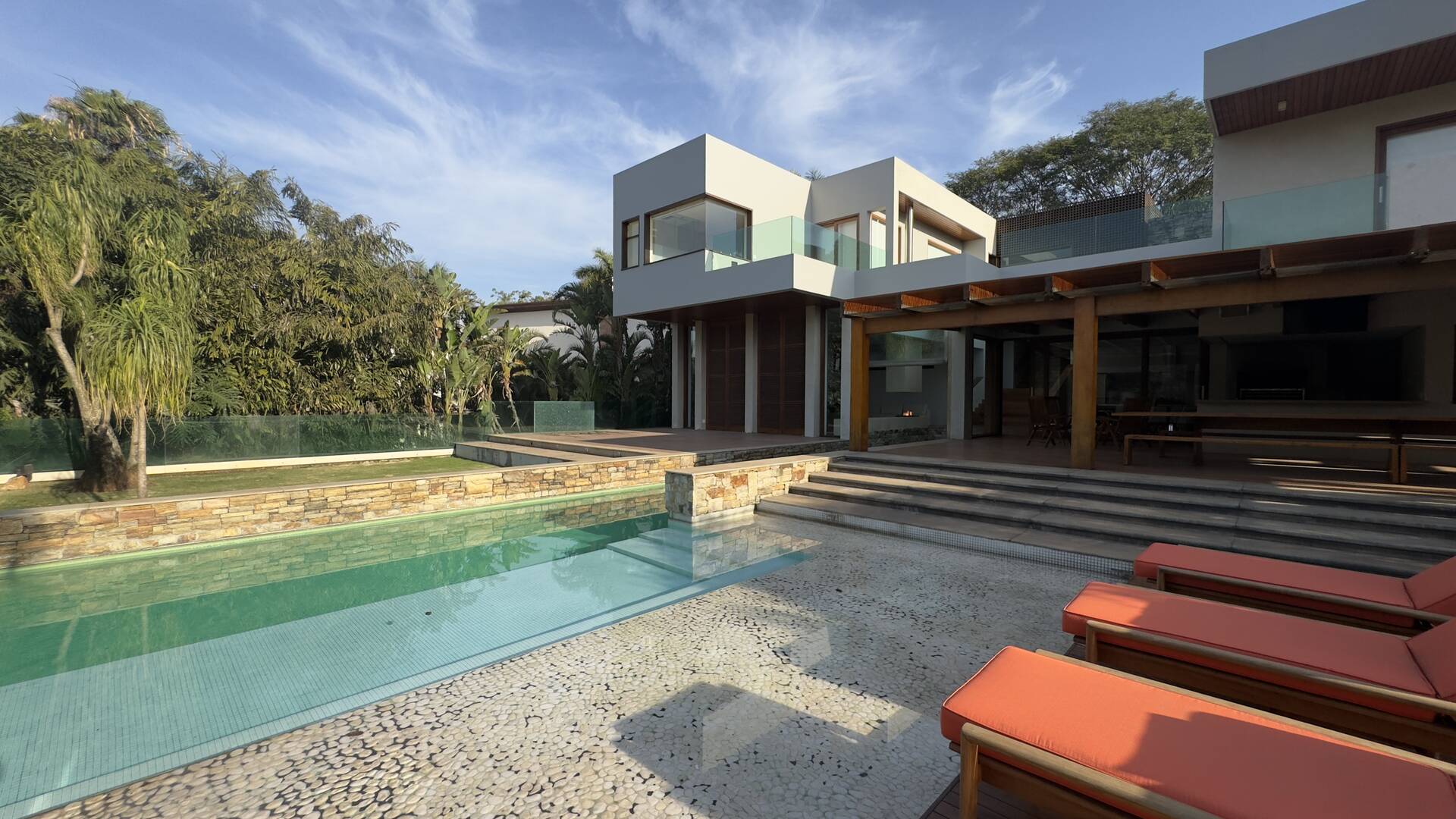 Casa Contemporânea com Vista Permanente, Piscina com Raia e Projeto Autoral em Alphaville