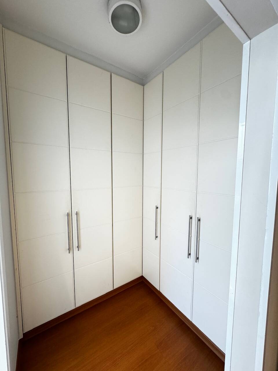 Casa de Alto Padrão Mobiliada com 4 Suítes, Quadra de Tênis Oficial e Lazer Completo em Alphaville