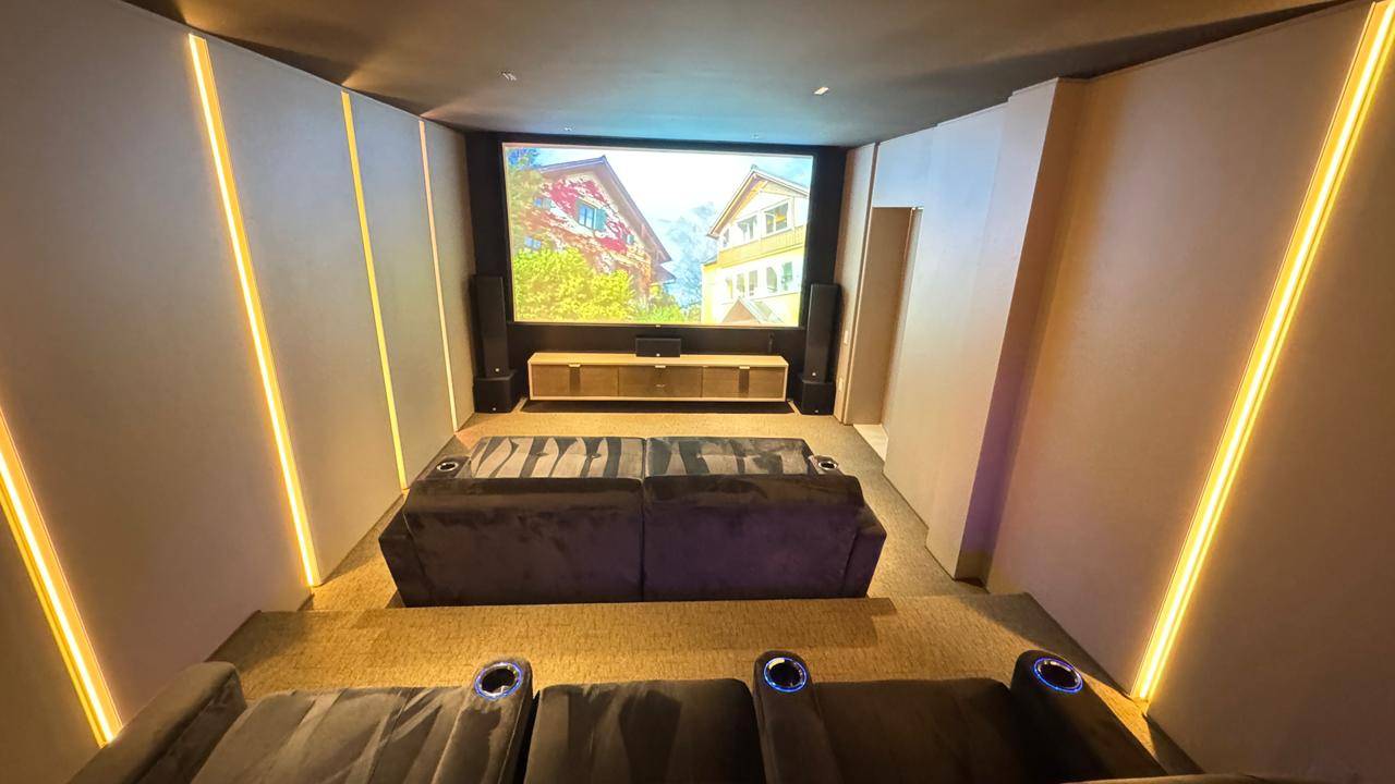 Casa à venda no Tamboré 2 com 5 suítes, duas adegas, elevador e vista permanente