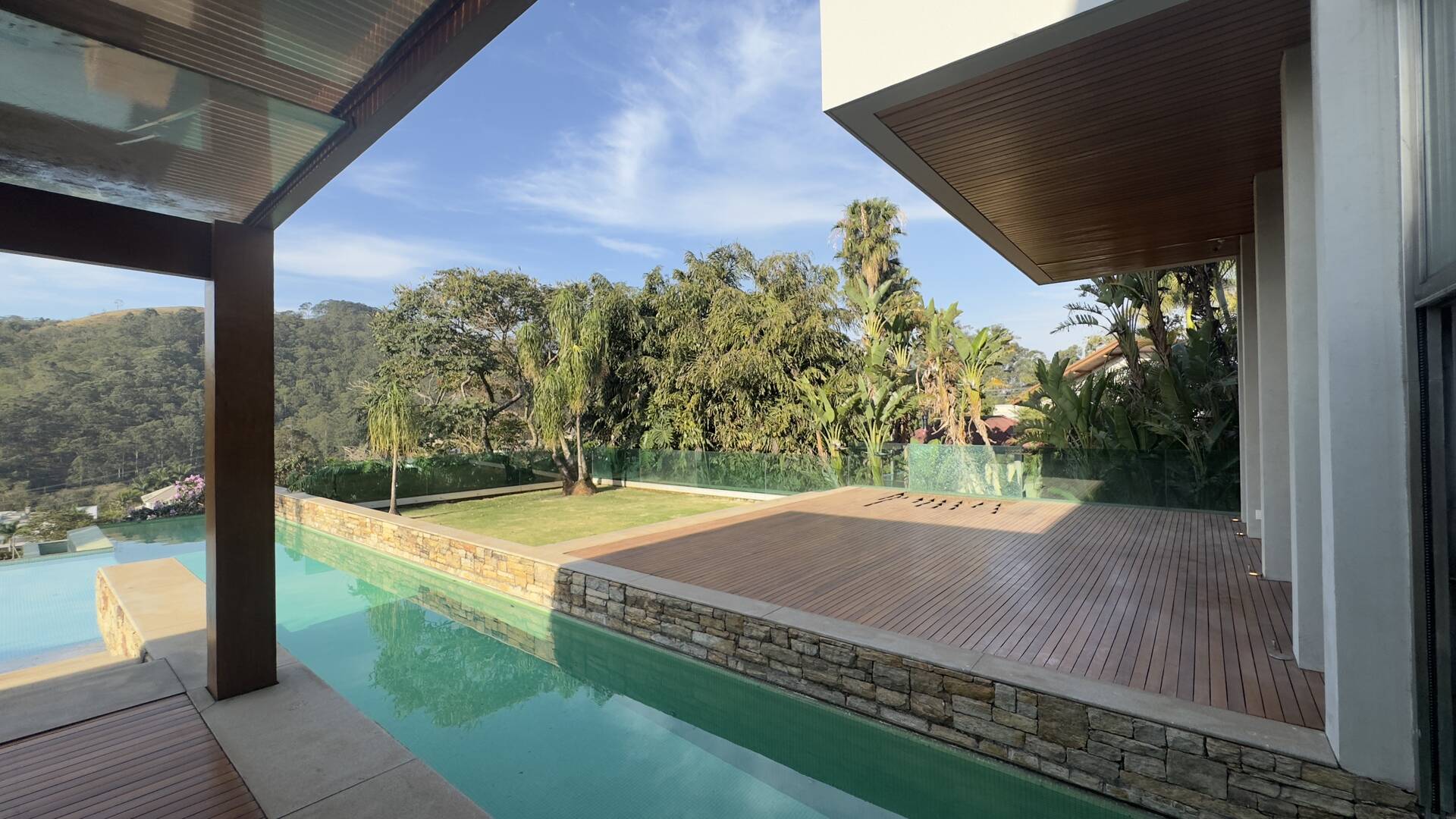 Casa Contemporânea com Vista Permanente, Piscina com Raia e Projeto Autoral em Alphaville