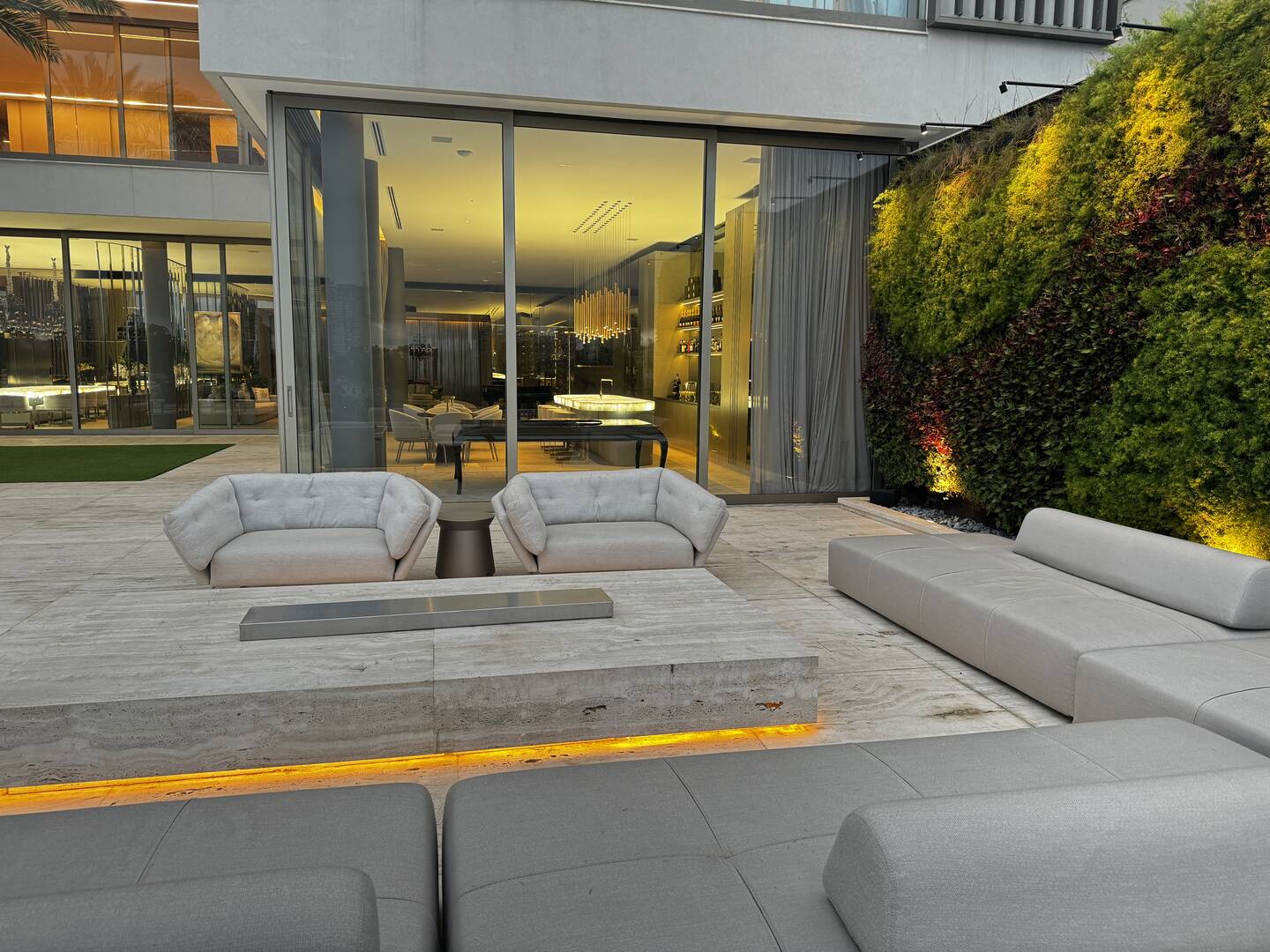 Casa com 6 suítes, vista panorâmica e arquitetura contemporânea no Tamboré 2