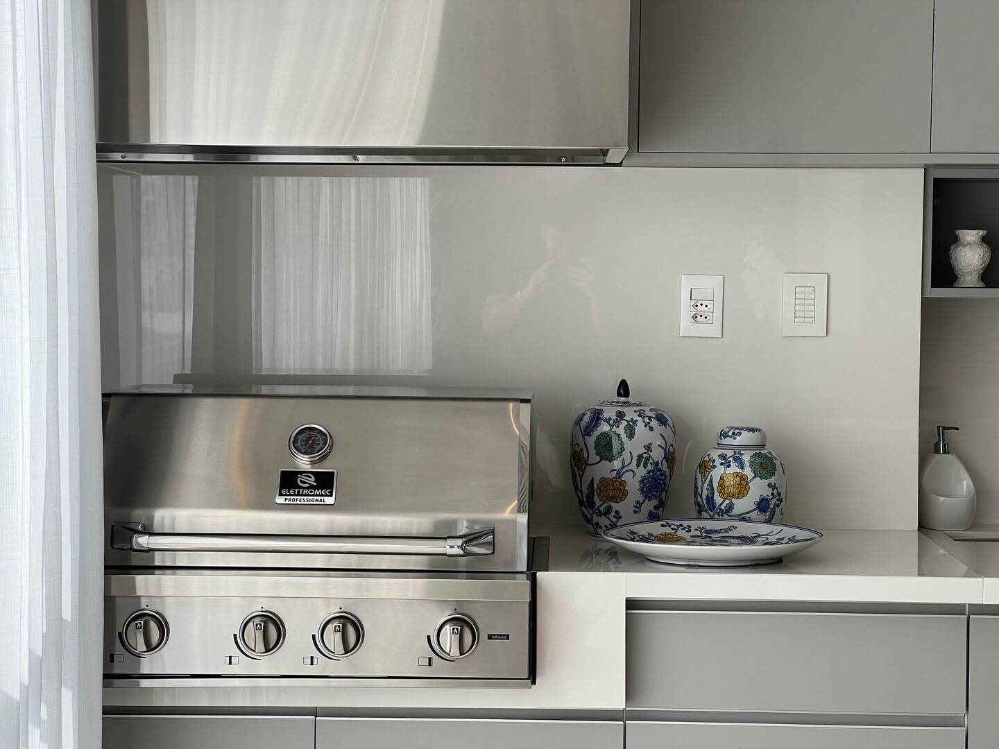 Apartamento mobiliado no ATRIA Alphaville com 3 suítes e automação completa