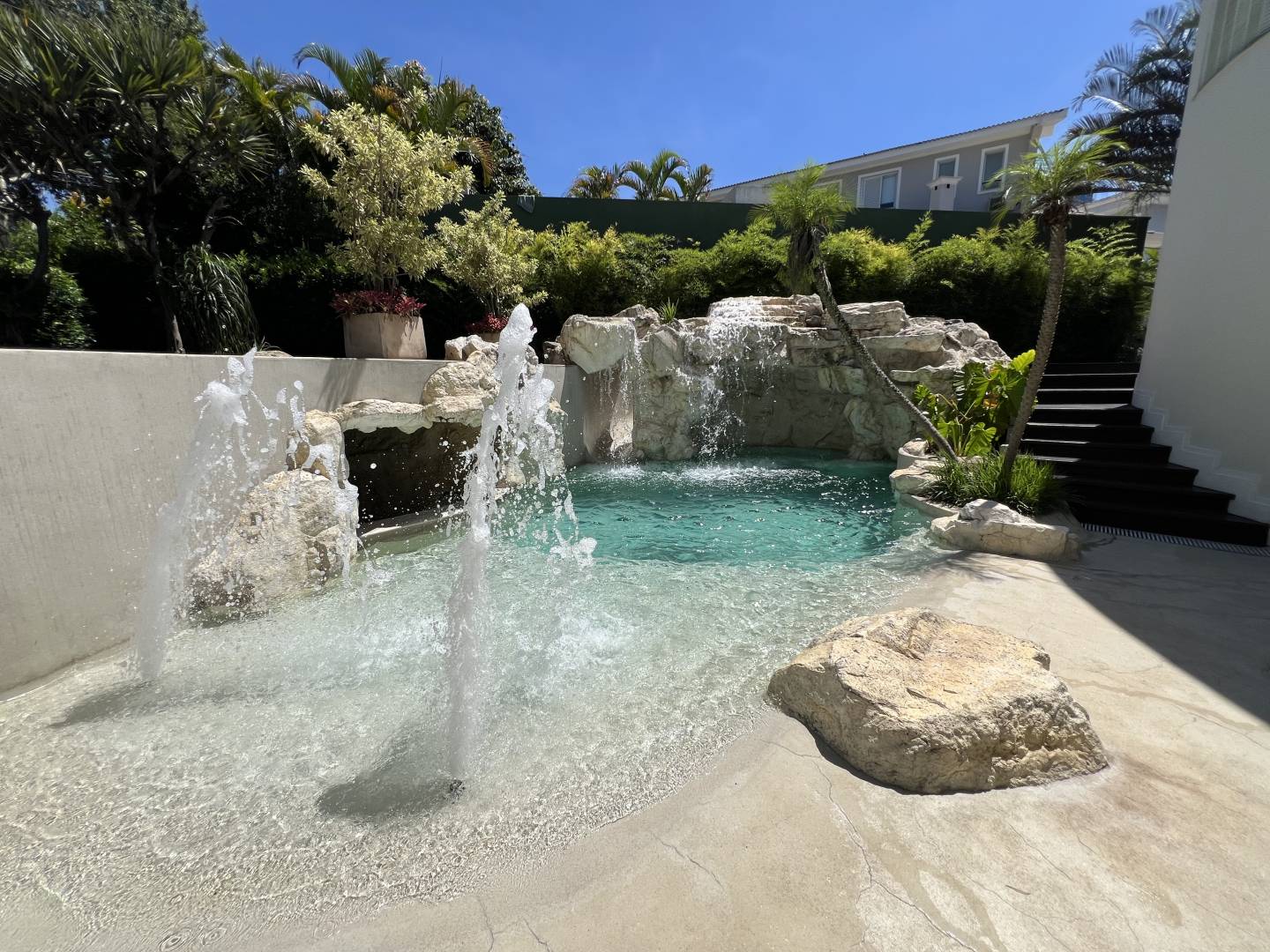 Casa à venda no Alphaville Residencial 2 com 5 suítes, piscina natural e firepit