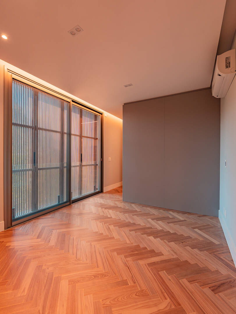 Casa porteira fechada à venda em Alphaville | 5 suítes, rooftop e mobiliada
